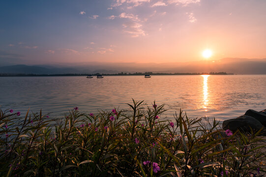 邛海日出