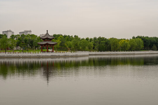 中国开封西湖红色古亭石栏栈道