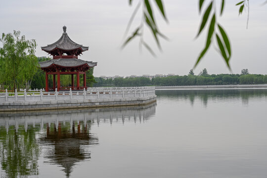 中国开封西湖红色古亭石栏栈道