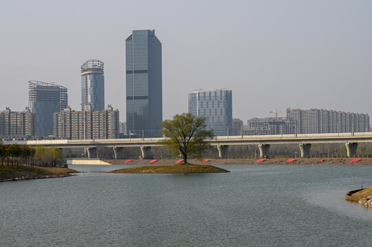 中国开封西湖大桥楼群建筑风光