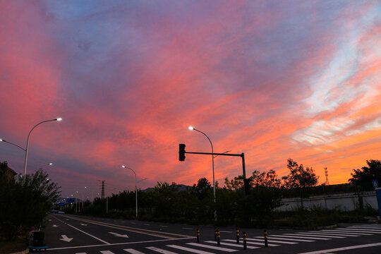 夕阳映衬下无人的街道