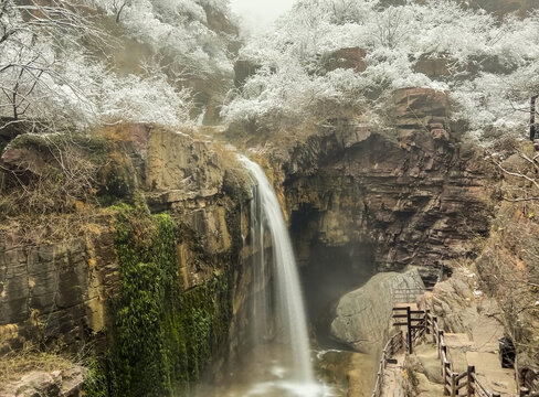 云台山瀑布雪景