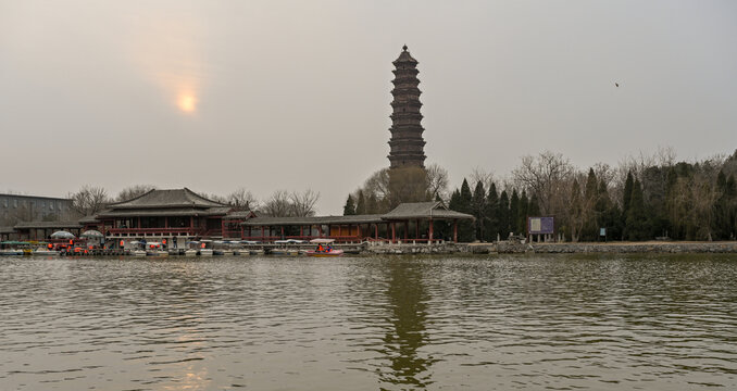 中国开封铁塔公园湖水游船