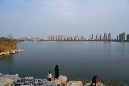 中国开封汴西湖彩虹桥日落夕阳