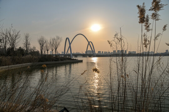 中国开封汴西湖彩虹桥日落夕阳