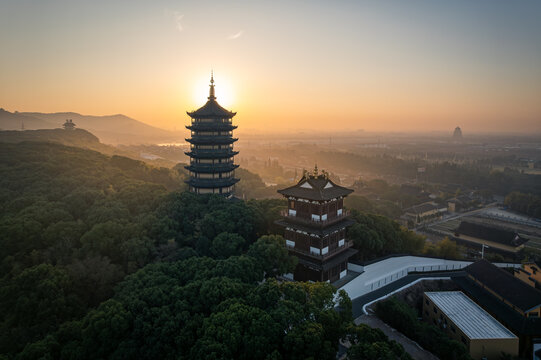 航拍早晨朝阳下的江阴泰清寺风景