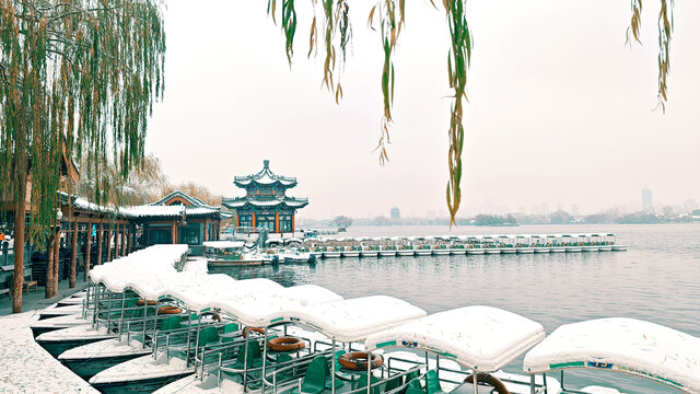 大明湖湖边雪景