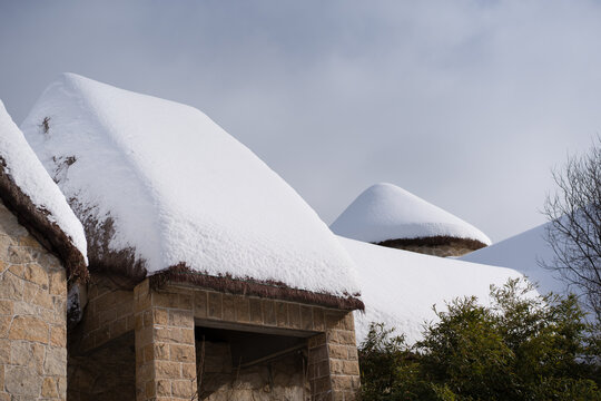 雪中的海草房