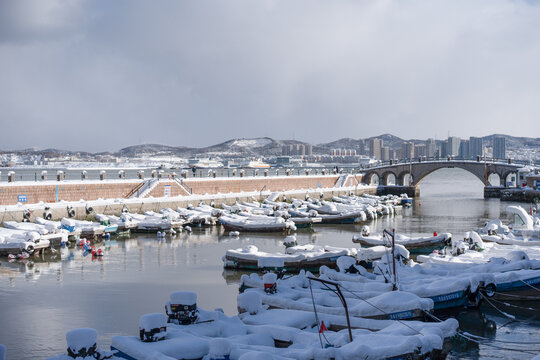 威海小渔船雪景