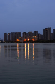 夜幕尹山湖