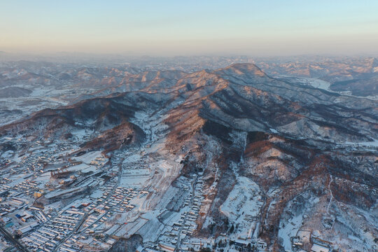 雪野里的群山