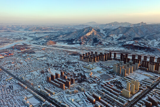 冬雪下的群山与楼群