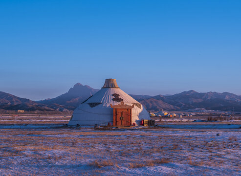 草原蒙古包冬季