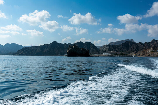 蓝天白云阿曼海湾风光