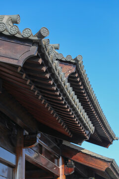 蓝天下的寺庙屋檐