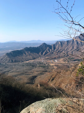 群山环抱