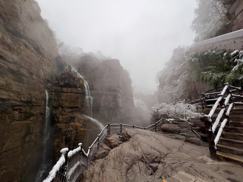 云台山红石峡雪景