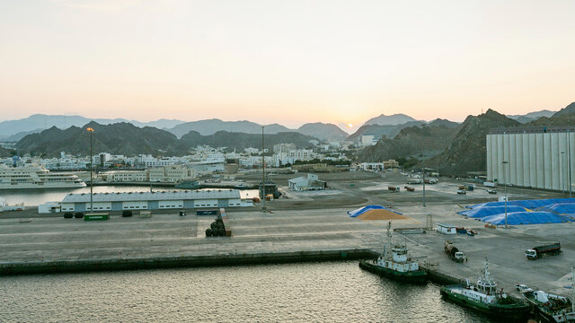 阿曼马斯喀特海港日落景观