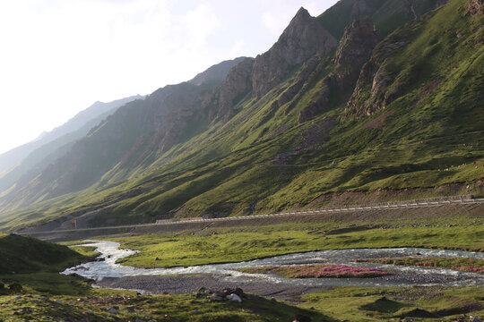 群山环绕