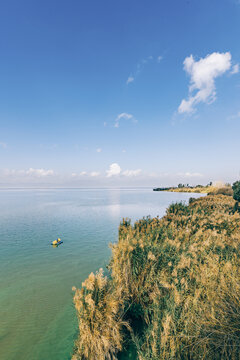 昆明捞鱼河湿地公园蓝天下的湿地