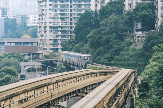 重庆市地铁轨道交通在轨道上行驶