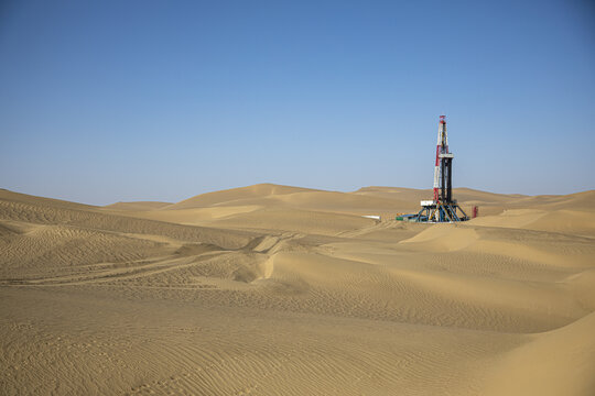 沙漠中的石油钻机