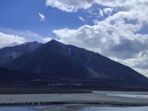 雅鲁藏布大峡谷雪山