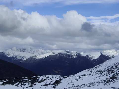 雅鲁藏布大峡谷雪山