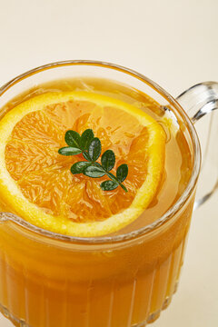 满杯橙子百香果水果茶高清图