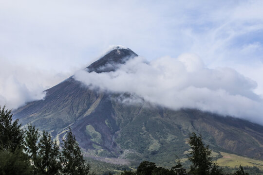 菲律宾黎牙实比马荣火山