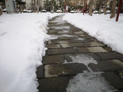 积雪小路