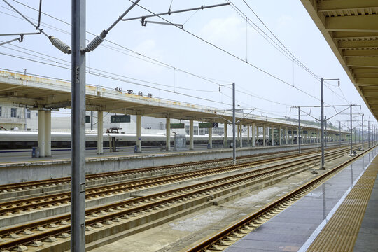 广西桂林西站火车站台