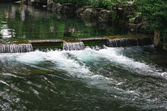 河流溪水