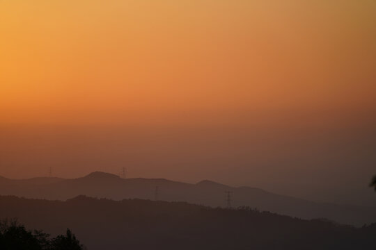 夕阳下的群山