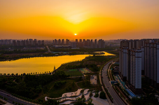 湖岸夕阳