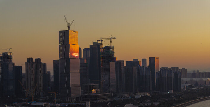 杭州市钱塘江滨江两岸夕阳风光