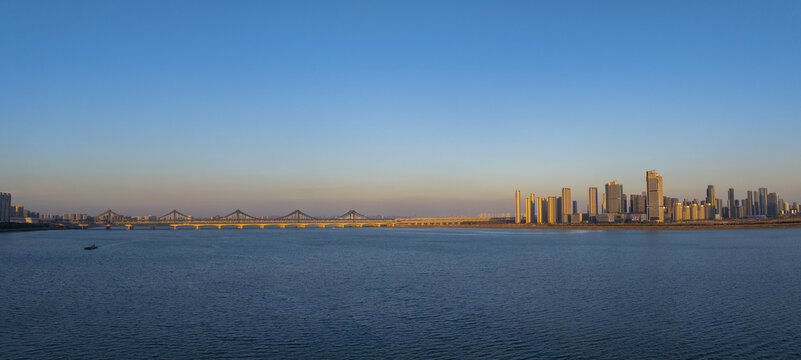 杭州市钱塘江滨江两岸夕阳风光