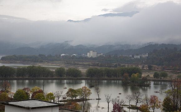 罗田天堂湖水上红叶5