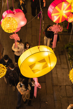 永庆坊元宵节灯笼夜景与游客人群