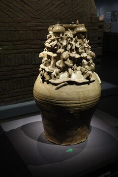 三国时期越窑青瓷堆塑罐