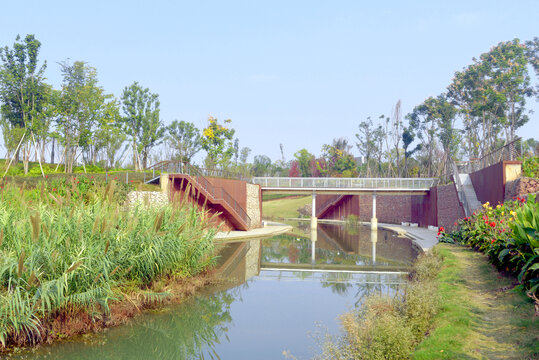 成都东安湖公园西江河风光