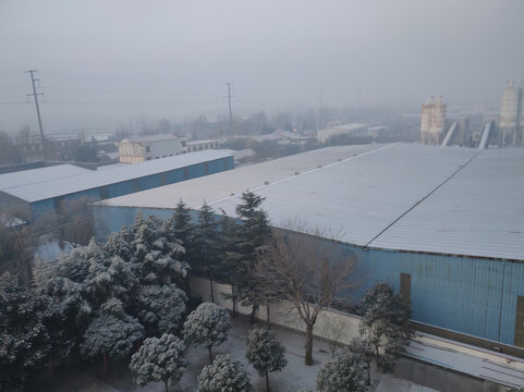 工厂雪景