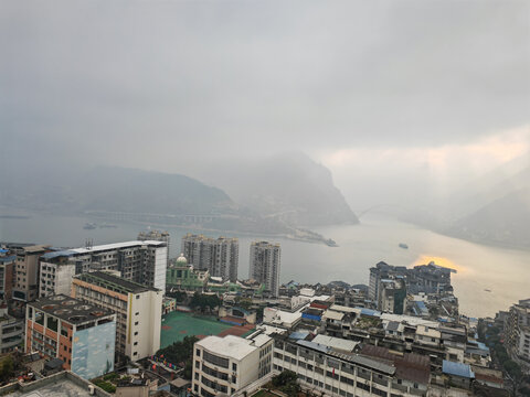 长江三峡巫峡大雾天气