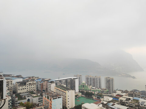 长江三峡巫峡大雾天气