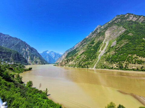 高原堰塞湖