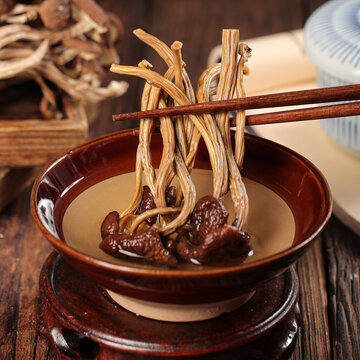 深底上的茶樹菇