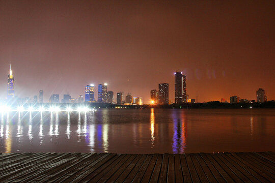 南京玄武湖畔夜色