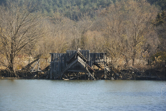 湖边坍塌的木屋