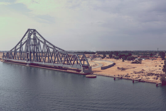跨越苏伊士运河旋转铁路桥