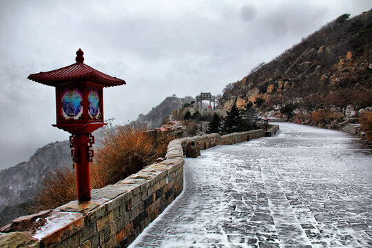 泰山天街雪景古代建筑